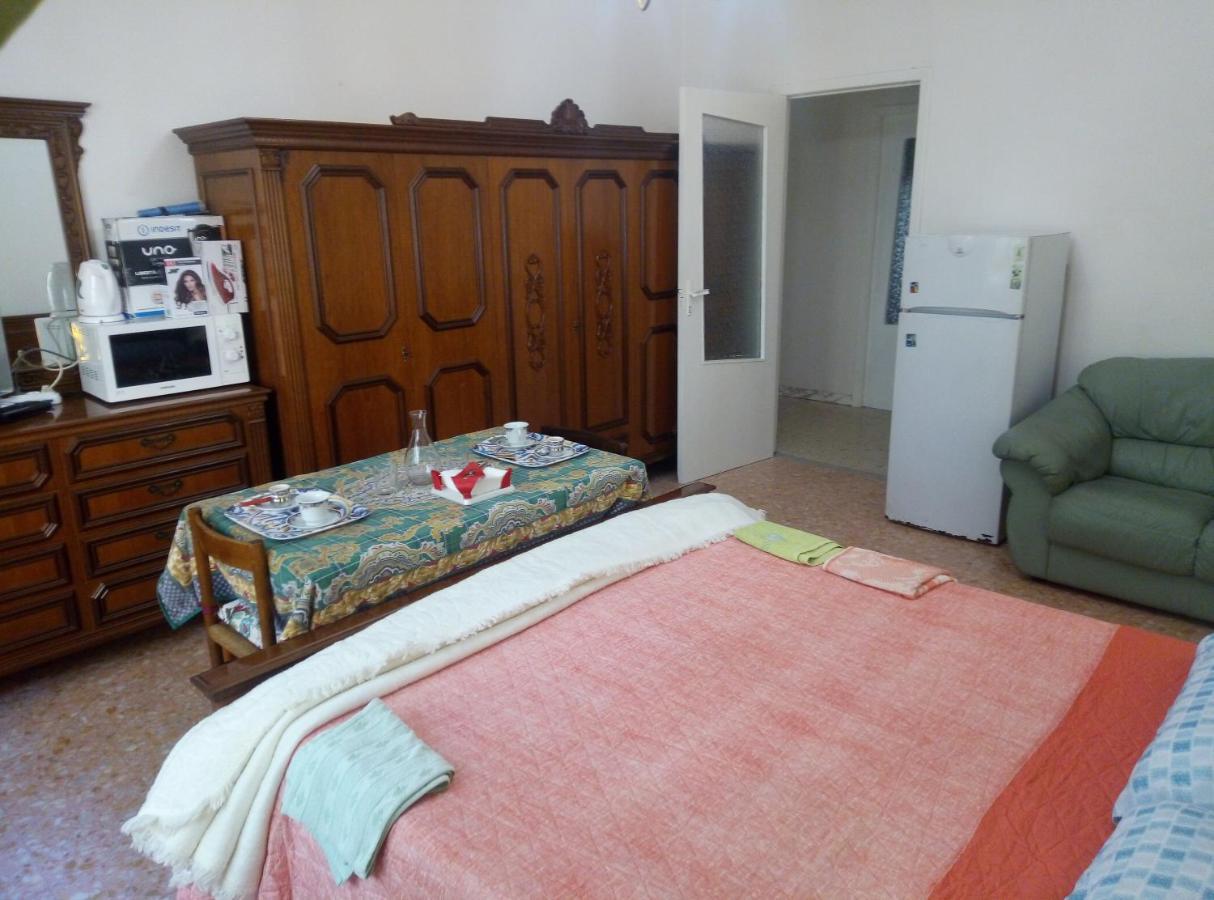 B&B 56 Euro A Notte Cagliari Exterior foto